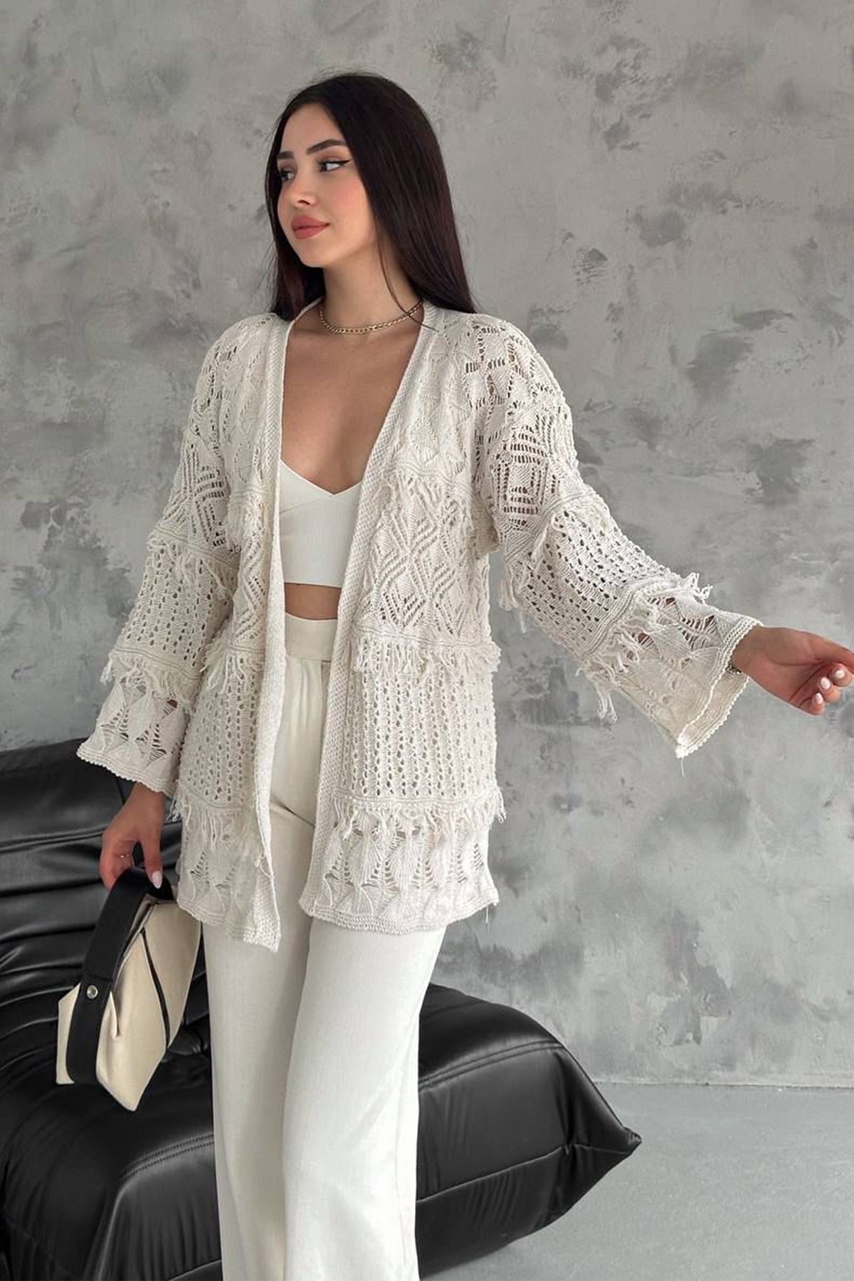 Kadın Desenli Açık Örgü Hırka – Romantik & Modern Stil