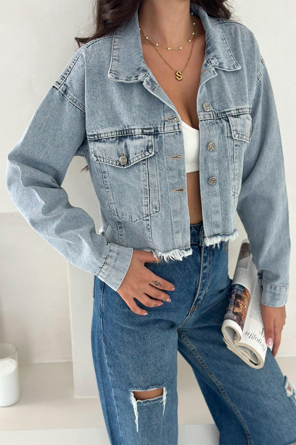 Kadın Siyah Kısa Denim Ceket – Fray Detaylı Sokak Şıklığı