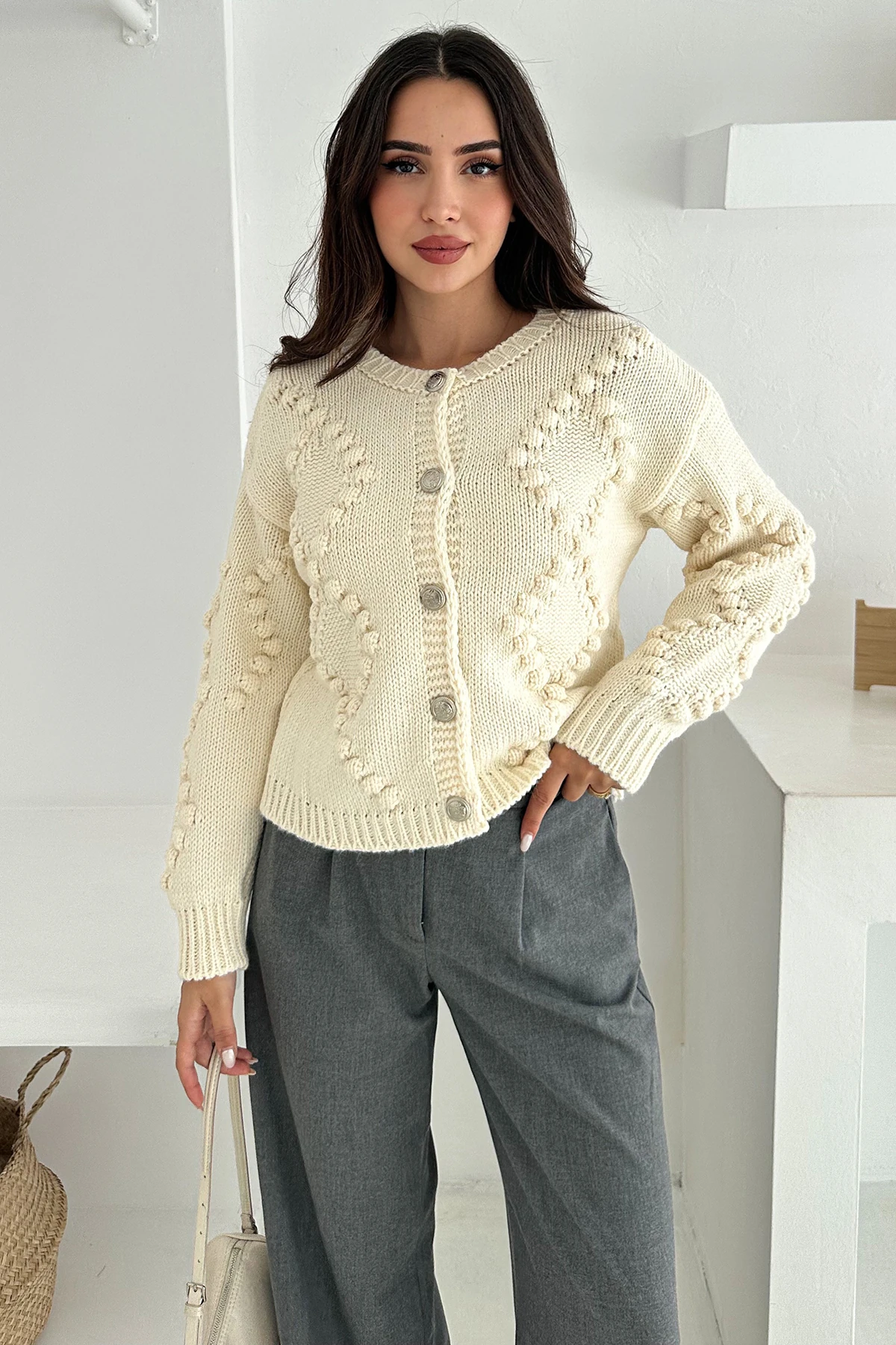 Kadın Düğmeli Dokulu Triko Hırka – Zamansız & Şehirli Stil