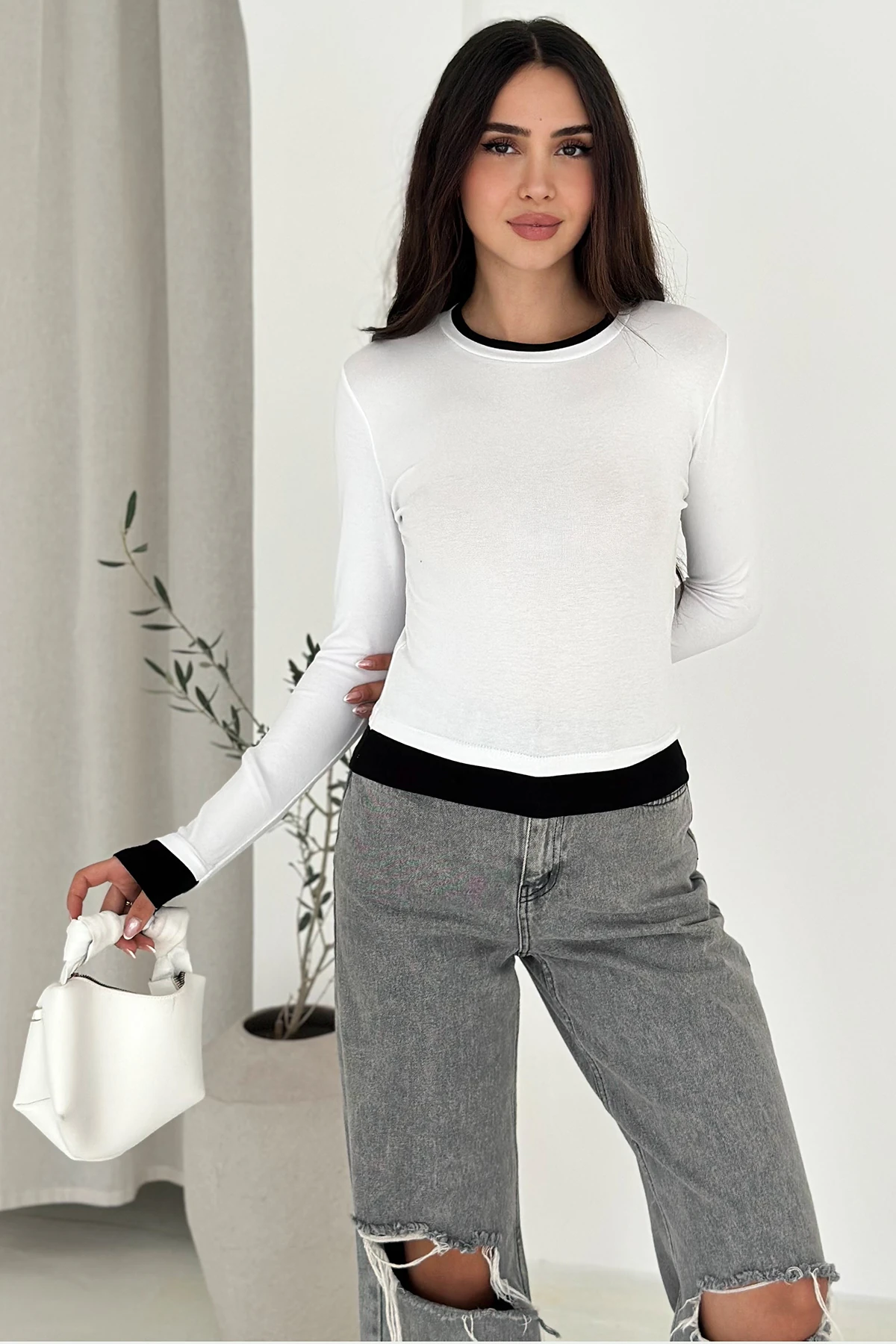 Uzun Kollu Detaylı Bluz – Minimal Şıklık