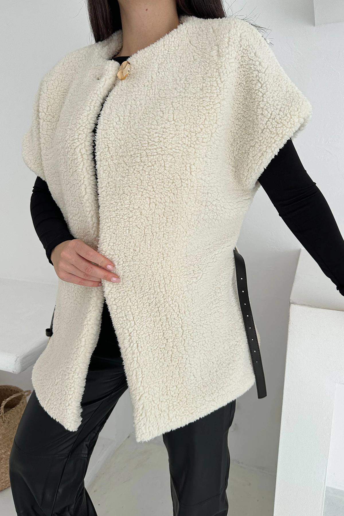Kadın Kemerli Peluş Yelek – Sıcak & Yapılandırılmış Kış Stili