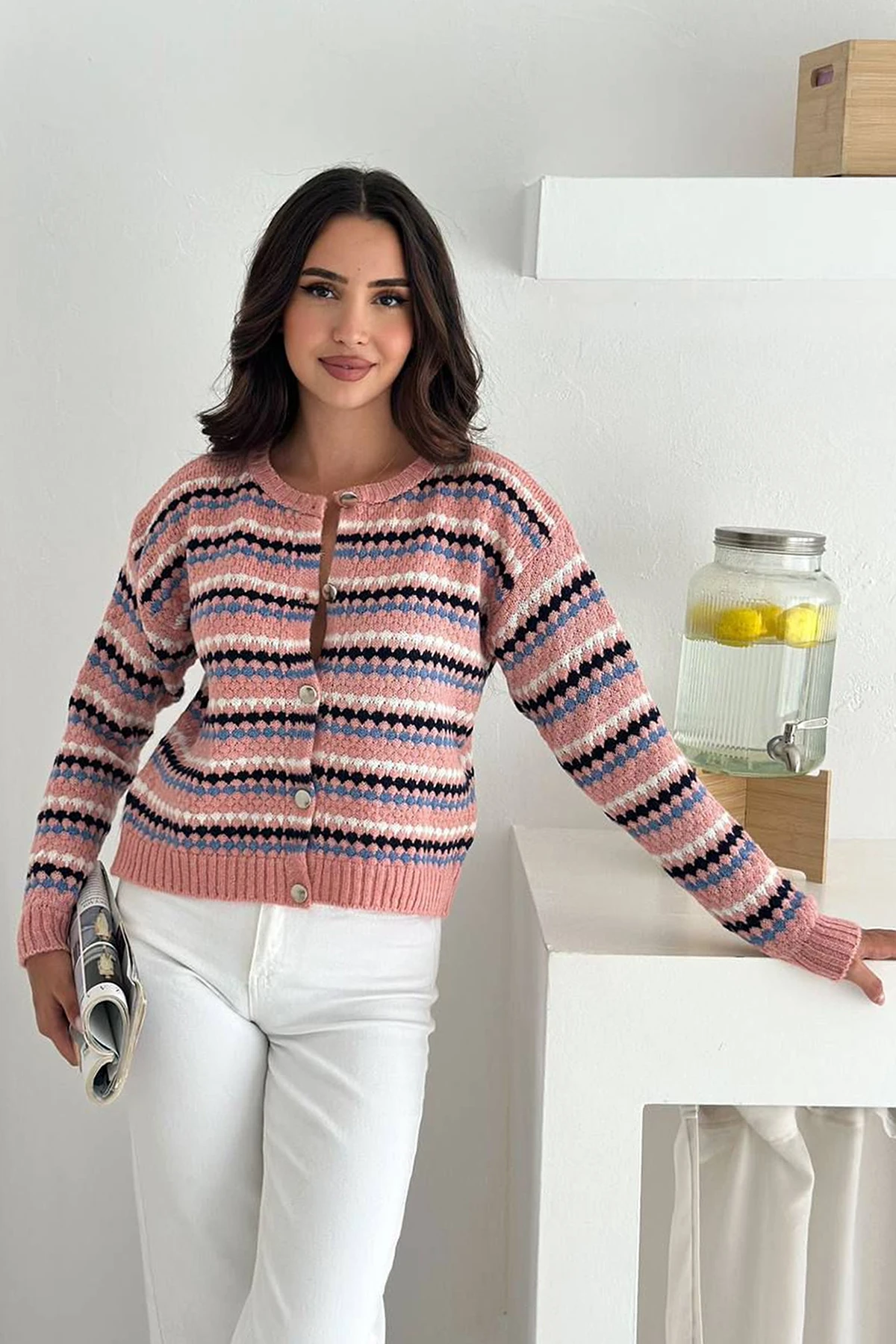 Kadın Geometrik Desenli Düğmeli Triko Hırka – Canlı & Şehirli Stil