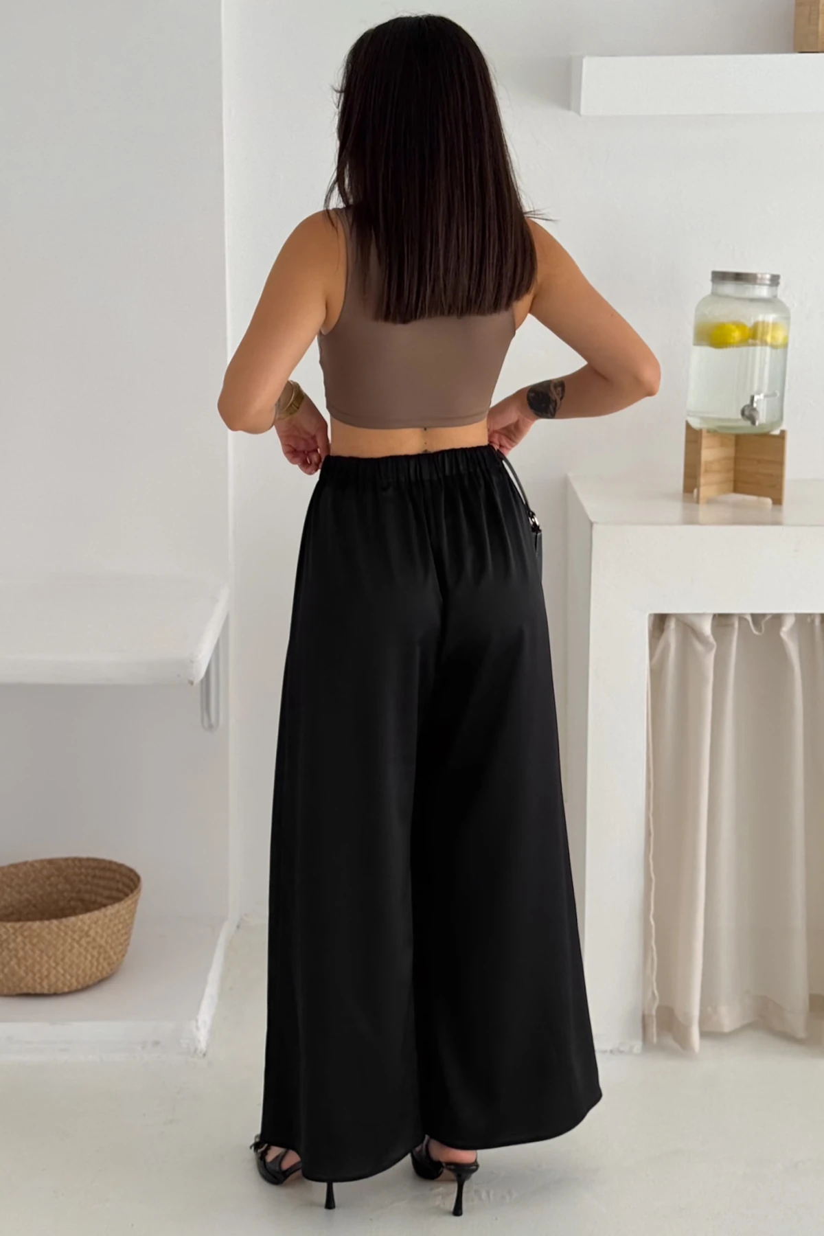 Kadın Pileli Bol Paça Saten Kumaş Pantolon – Güçlü & Zamansız Stil