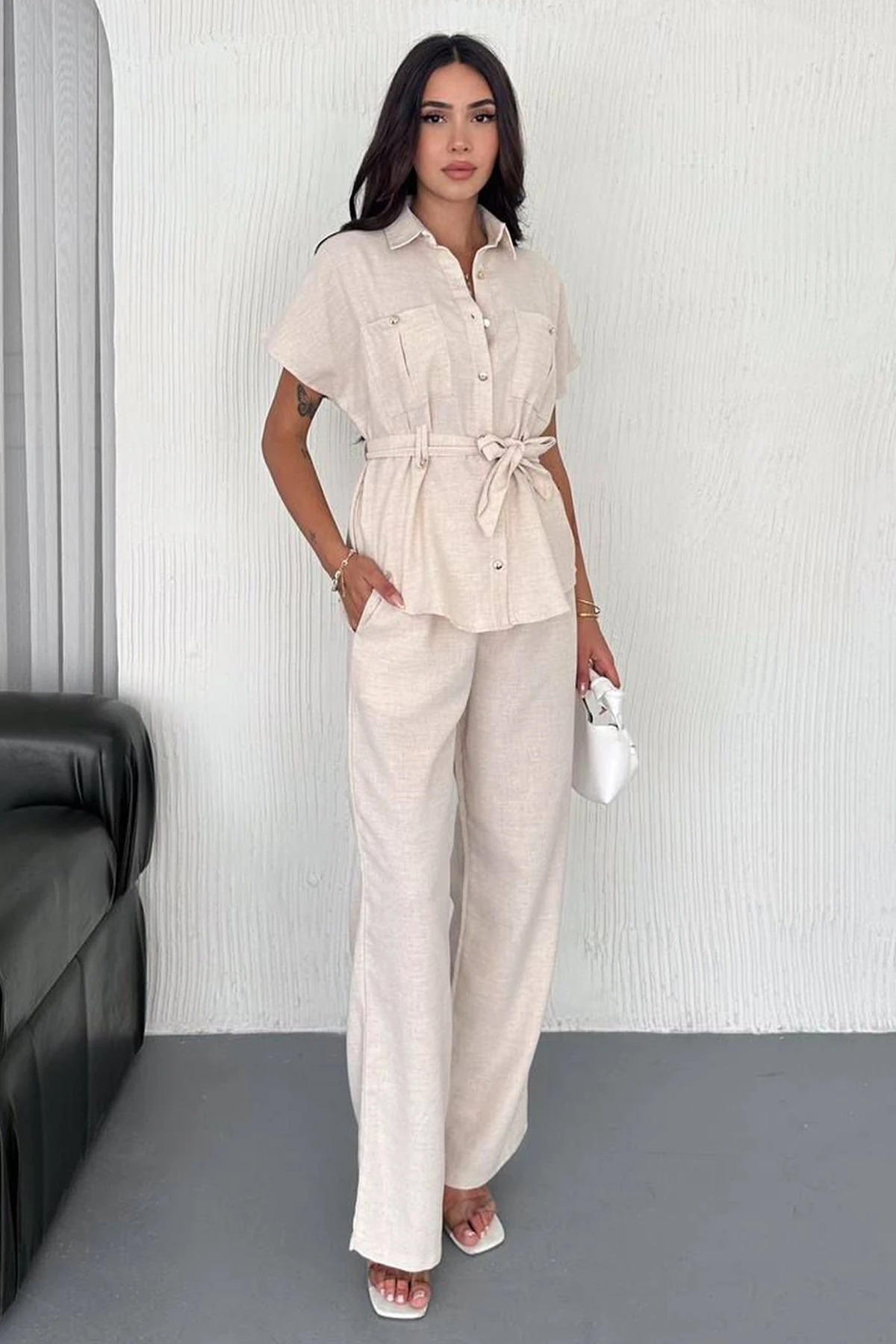 Kadın Kuşaklı Kısa Kollu Takım – Zamansız & Dingin Stil