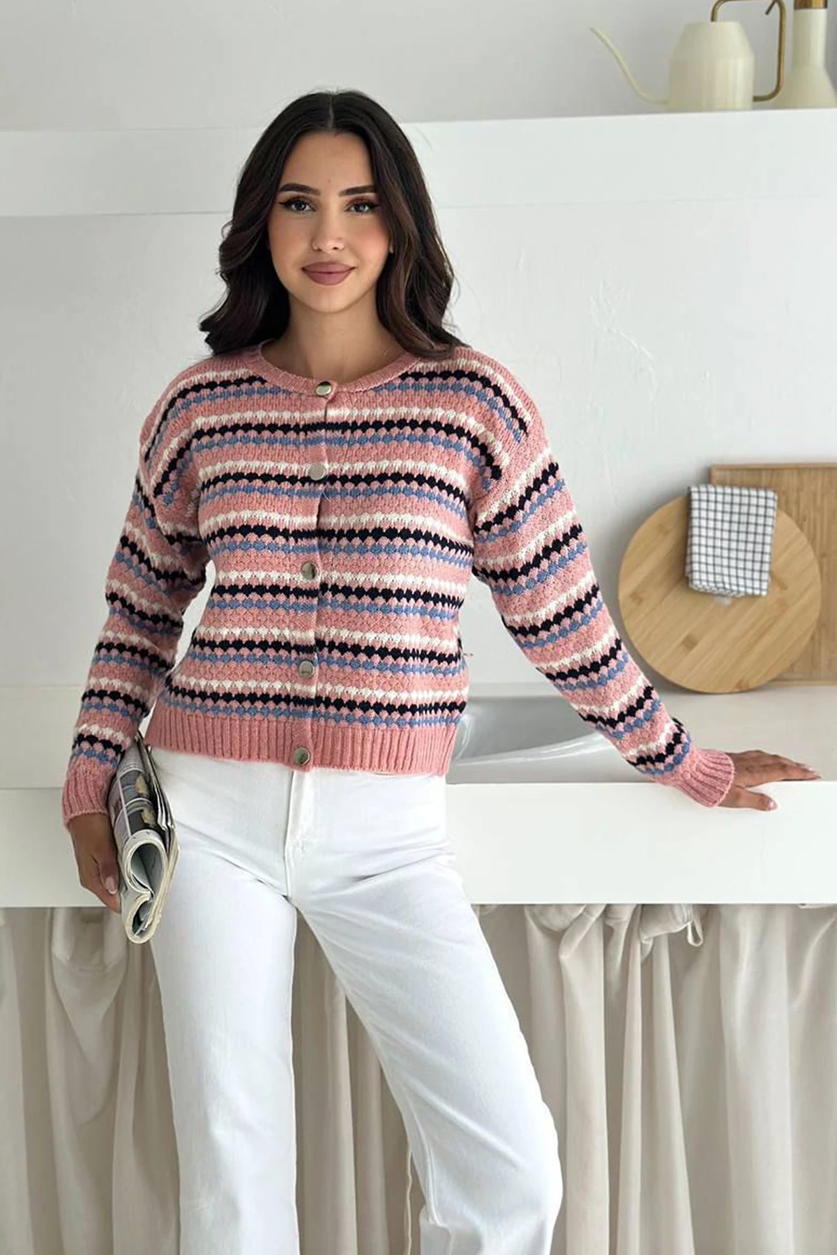 Kadın Geometrik Desenli Düğmeli Triko Hırka – Canlı & Şehirli Stil
