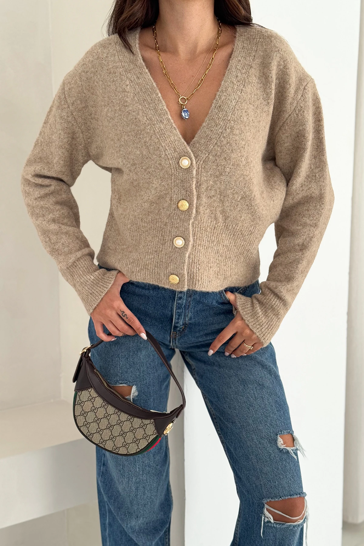 Kadın Düğmeli V Yaka Triko Hırka – Klasik & Şehirli Stil