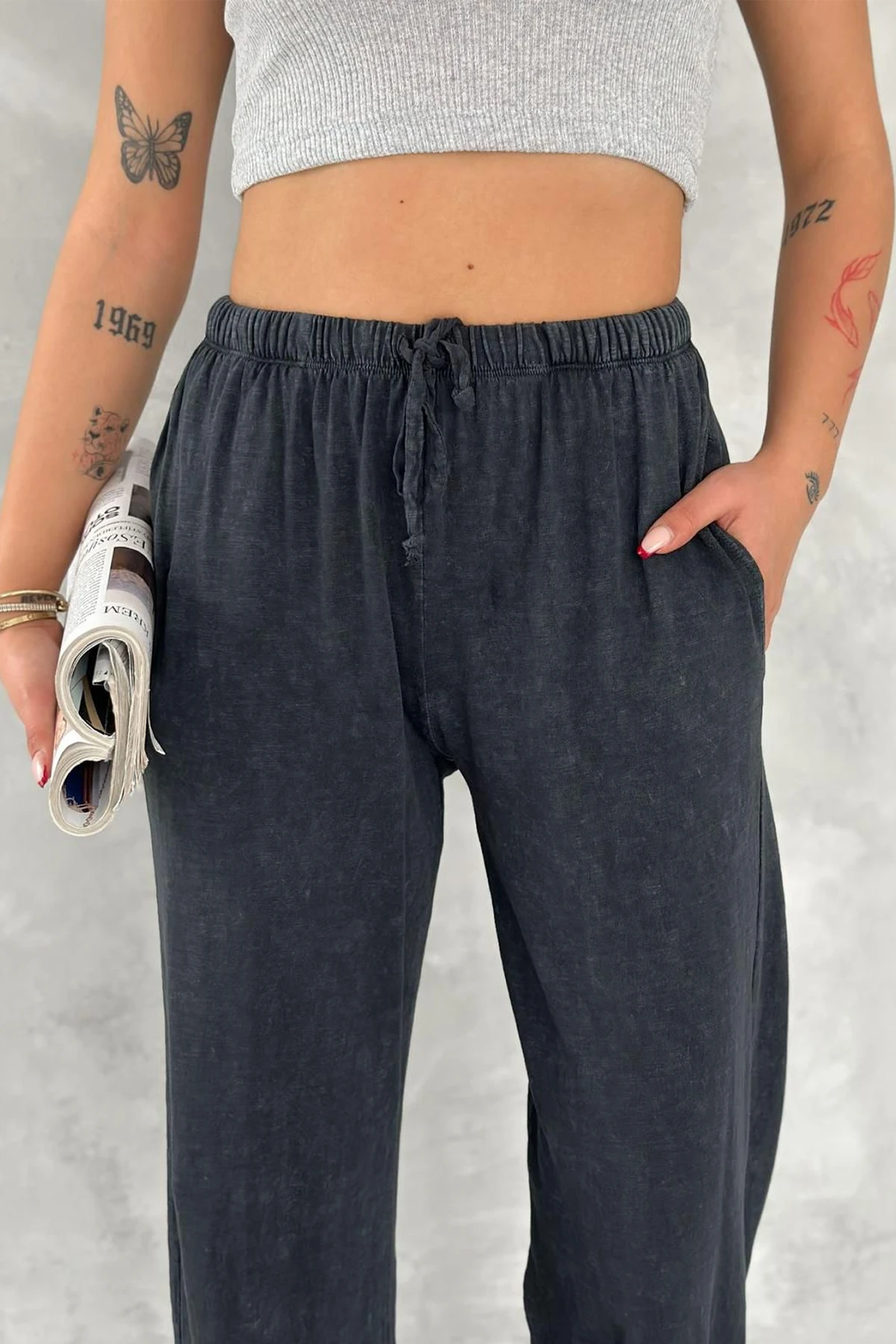 Kadın Siyah Bağcıklı Rahat Pantolon – Günlük Sokak Stili