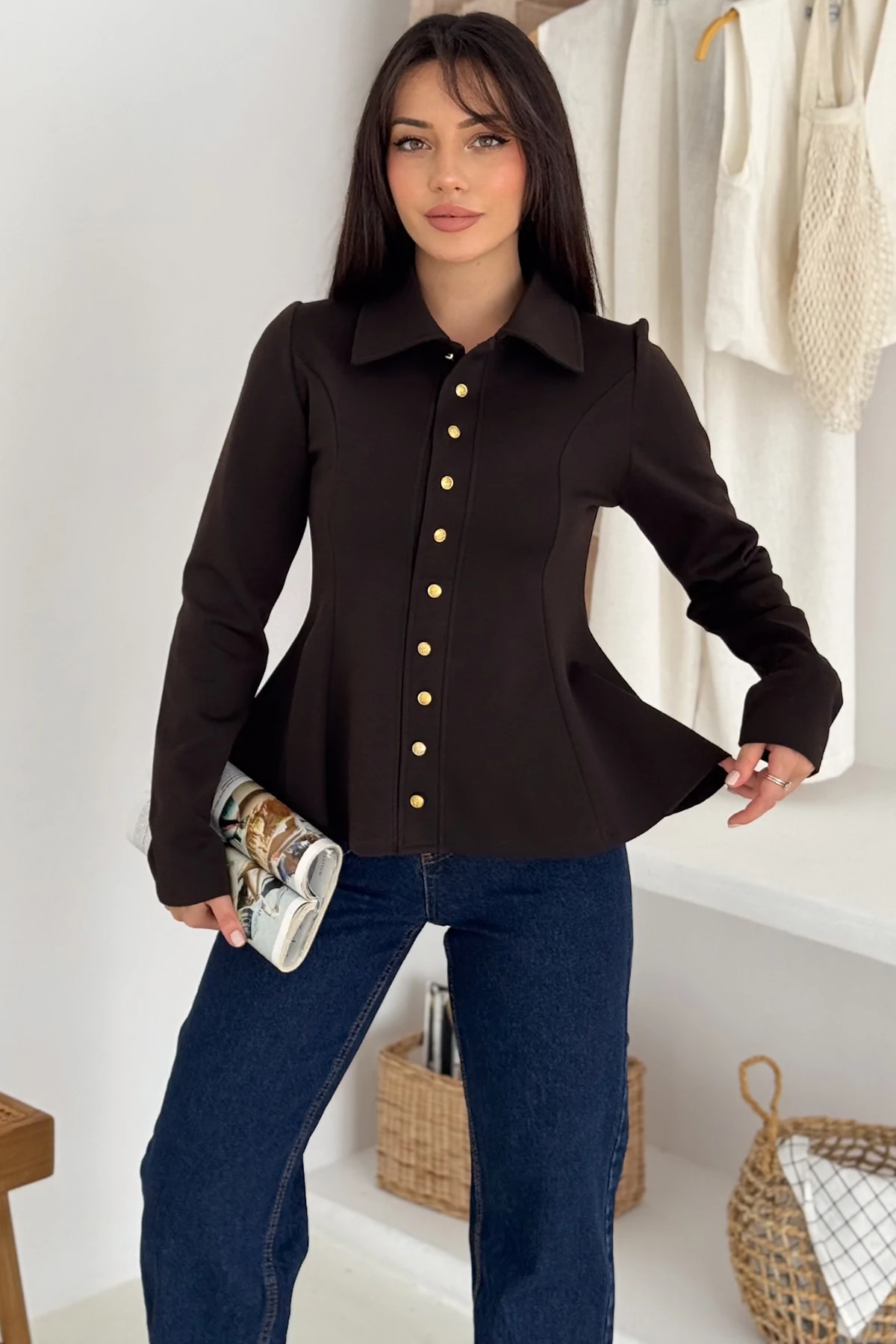 Kadın Altın Düğmeli Peplum Gömlek & Bluz – Güçlü & Şehirli Stil