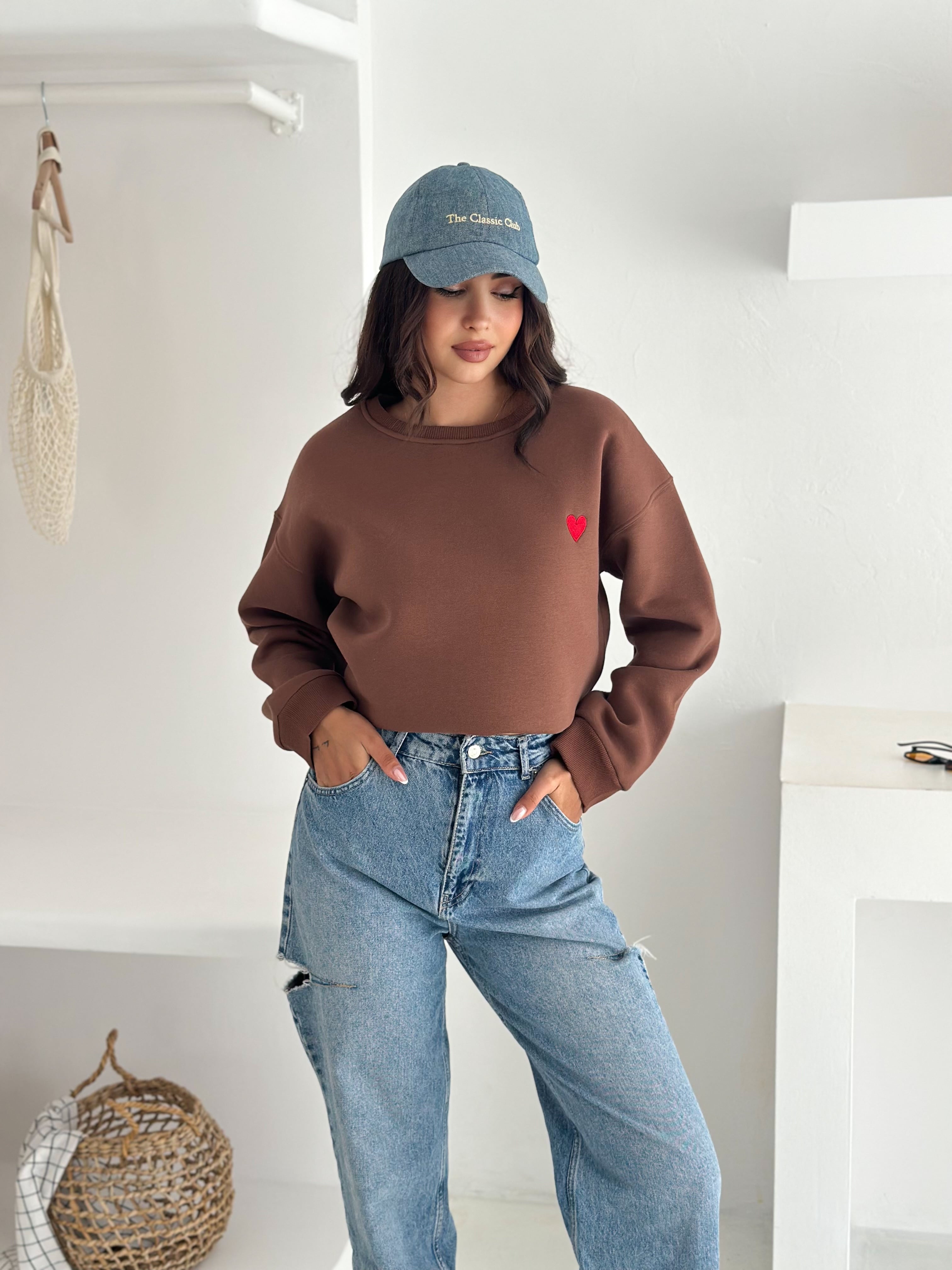Kadın Kalp Nakışlı Sweatshirt – Sade & Sevgi Dolu Stil
