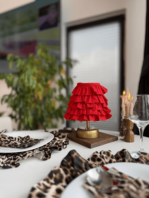 LovelyRed Keten Fırfırlı Kablosuz Masa Lambası / Vintage Gold Ayak