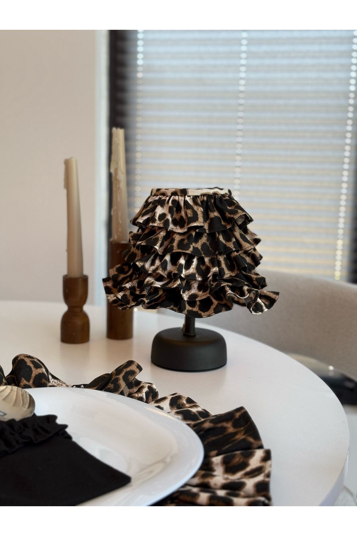 Leopard Keten Fırfırlı Kablosuz Masa Lambası / Mat Siyah Ayak