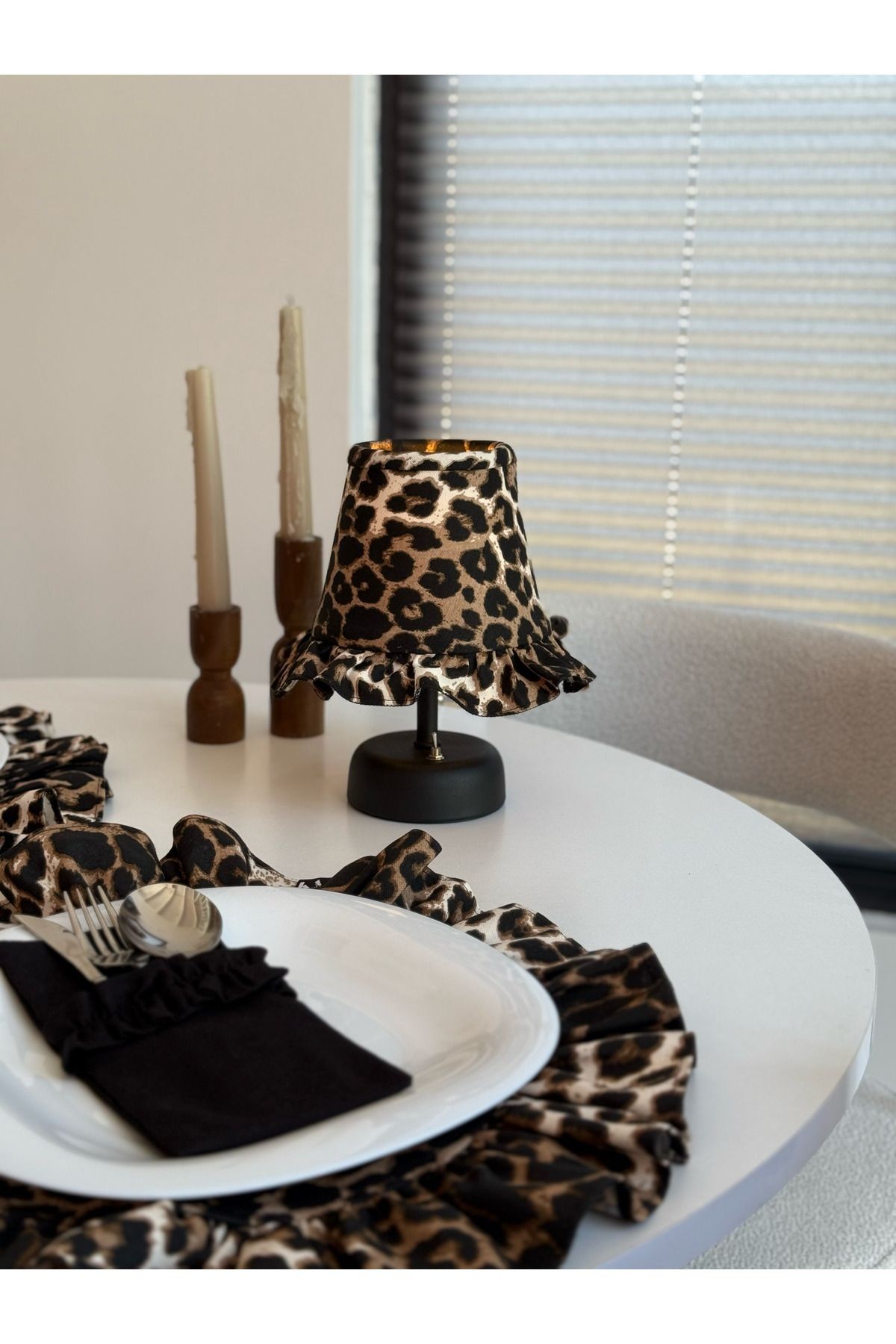 Leopard Keten Fırfırlı Kablosuz Masa Lambası / Mat Siyah Ayak