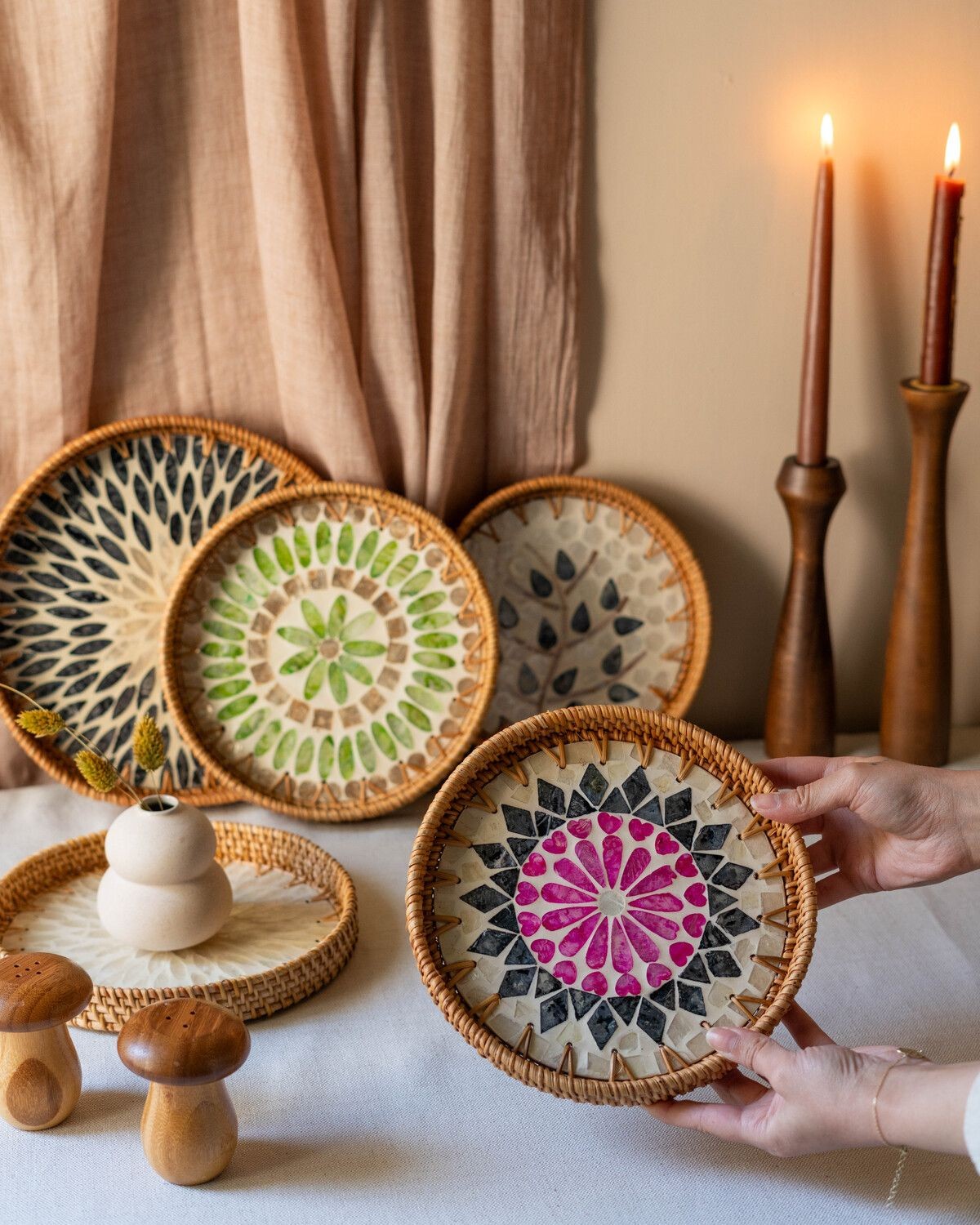 EL YAPIMI RATTAN SEDEFLİ TEPSİ 23,5CM