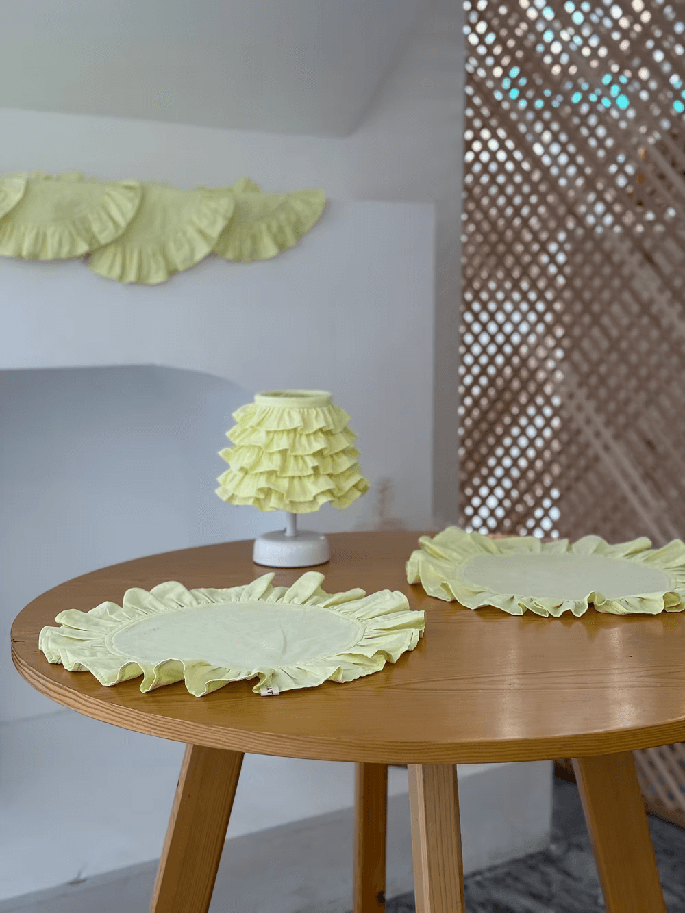 Butter Yellow Fırfırlı Kablosuz Masa Lambası / Abajur Beyaz Ayak
