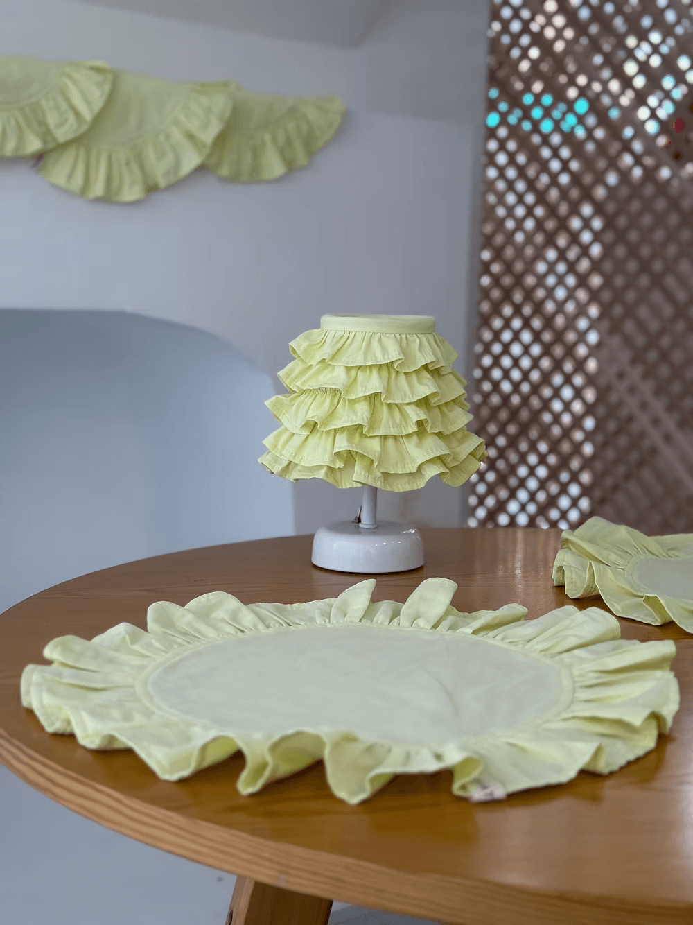 Butter Yellow Fırfırlı Kablosuz Masa Lambası / Abajur Beyaz Ayak
