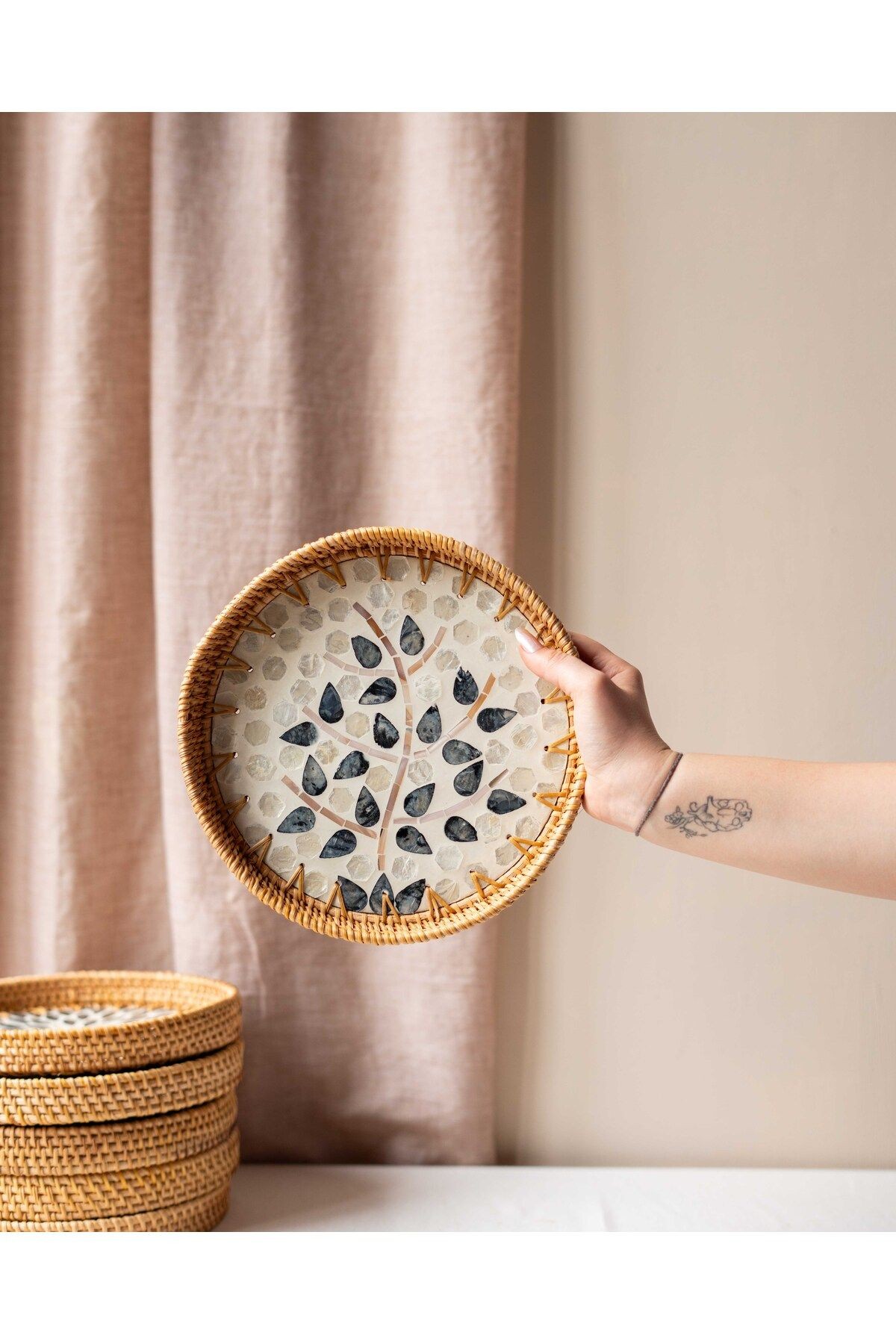 EL YAPIMI RATTAN SEDEFLİ TEPSİ 22CM