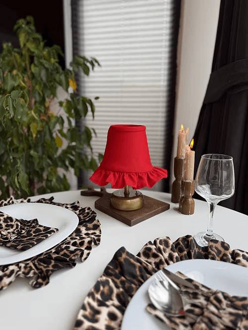 LovelyRed Keten Fırfırlı Kablosuz Masa Lambası / Vintage Gold Ayak