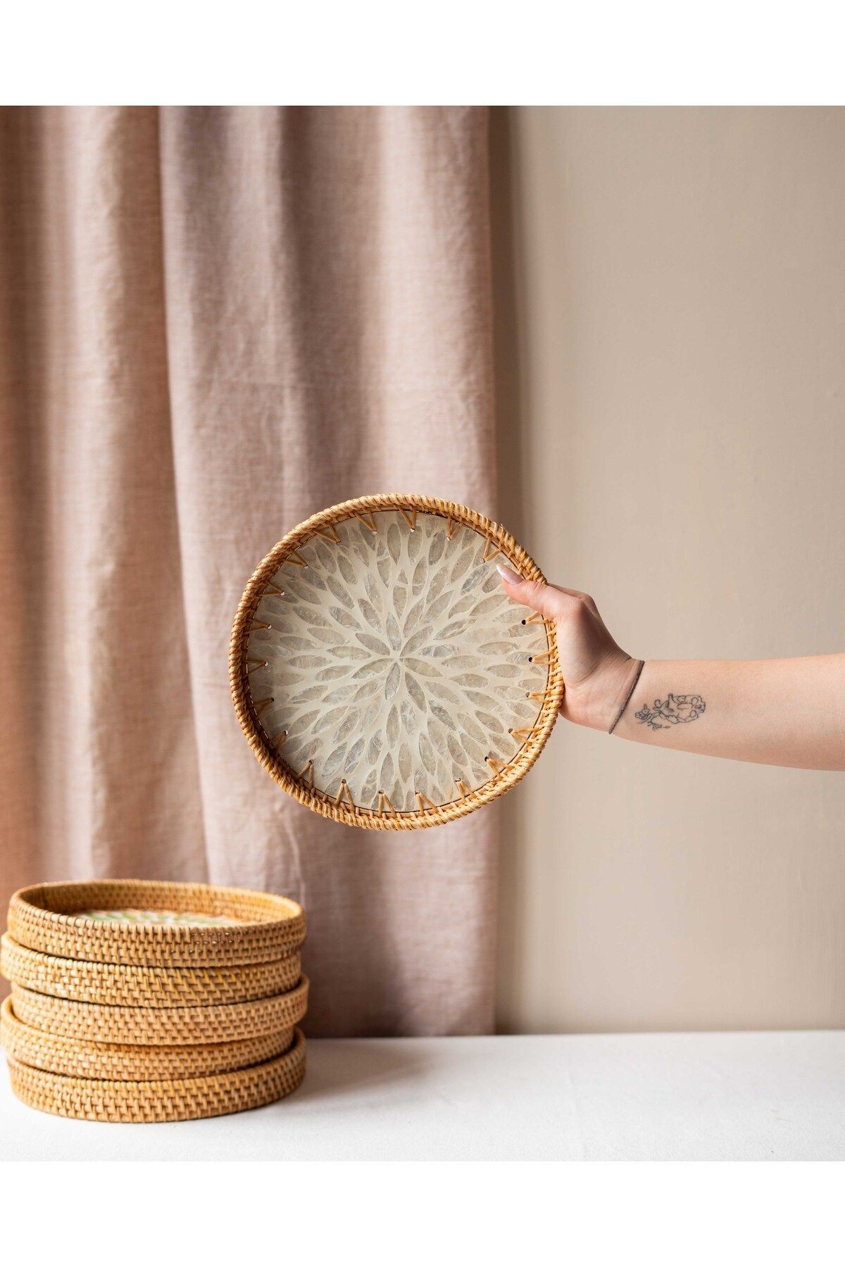 EL YAPIMI RATTAN SEDEFLİ TEPSİ 23,5CM