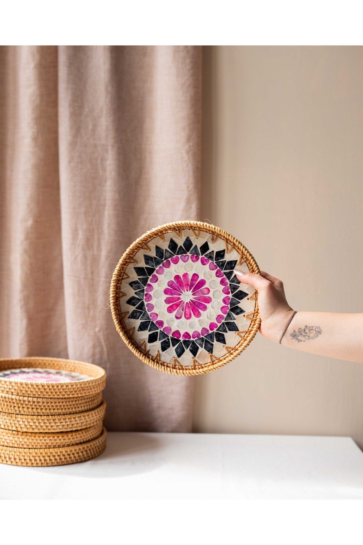 EL YAPIMI RATTAN SEDEFLİ TEPSİ 22CM