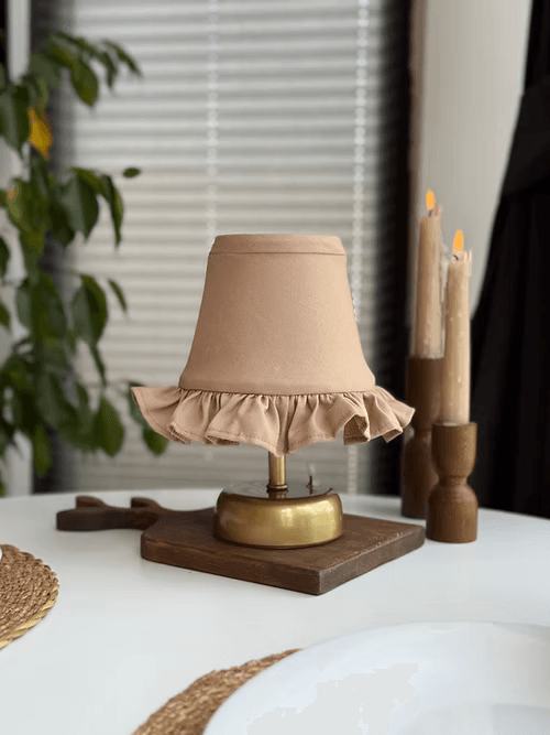 Sienna Keten Fırfırlı Kablosuz Masa Lambası / Eskitme Gold Ayak