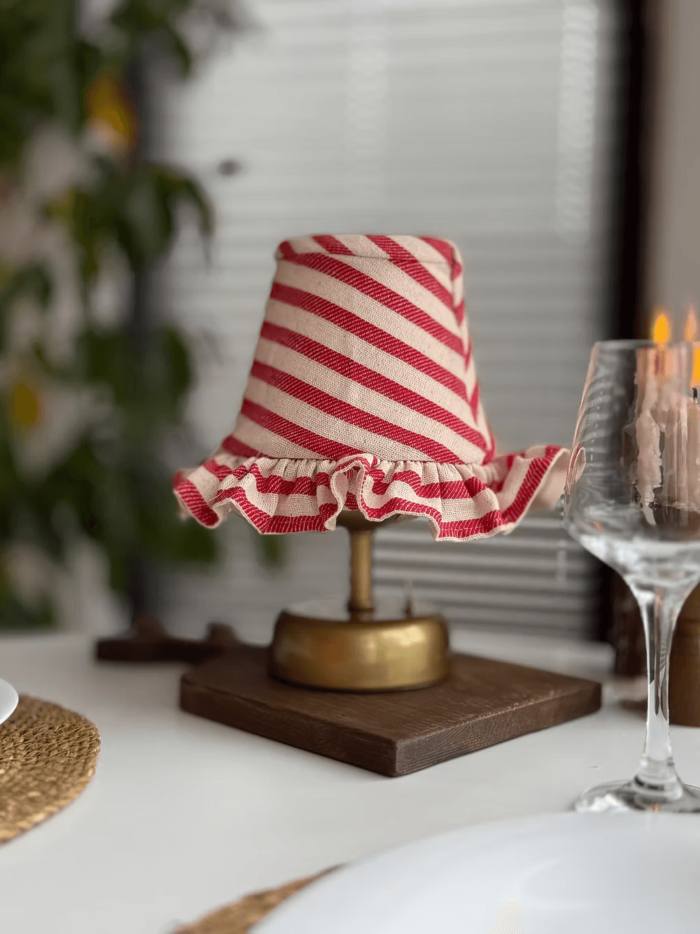 LovelyLine Keten Fırfırlı Kablosuz Masa Lambası / Vintage Gold Ayak