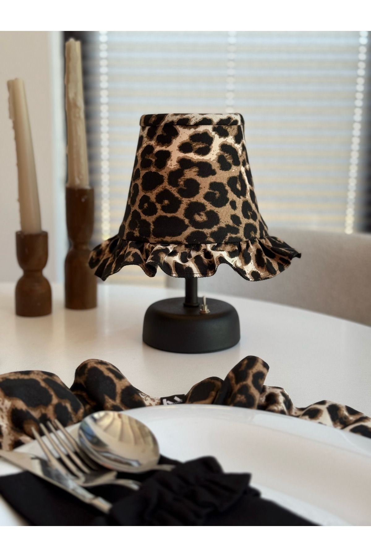 Leopard Keten Fırfırlı Kablosuz Masa Lambası / Mat Siyah Ayak