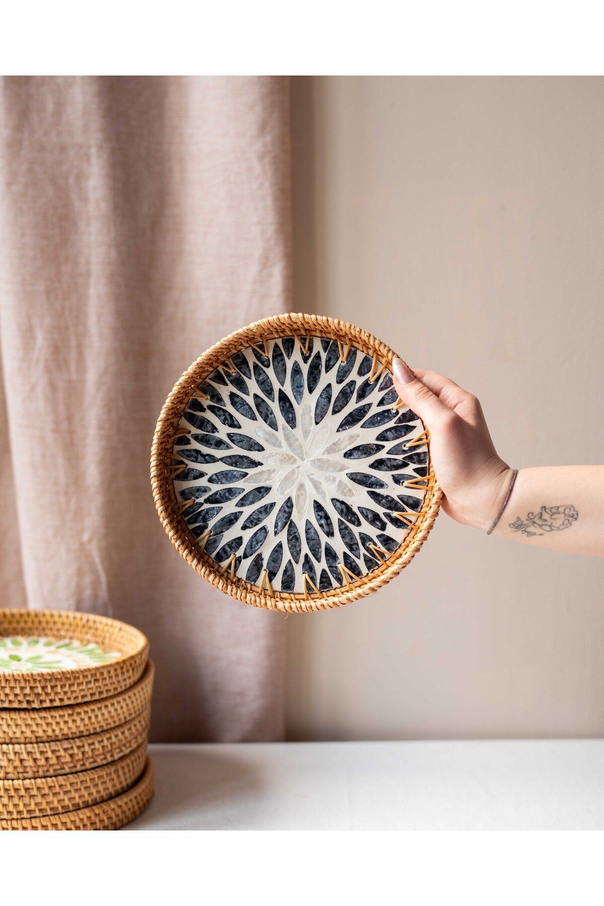 EL YAPIMI RATTAN SEDEFLİ TEPSİ 23,5CM