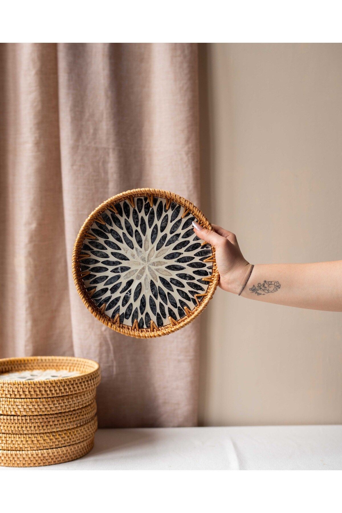 EL YAPIMI RATTAN SEDEFLİ TEPSİ 22cm