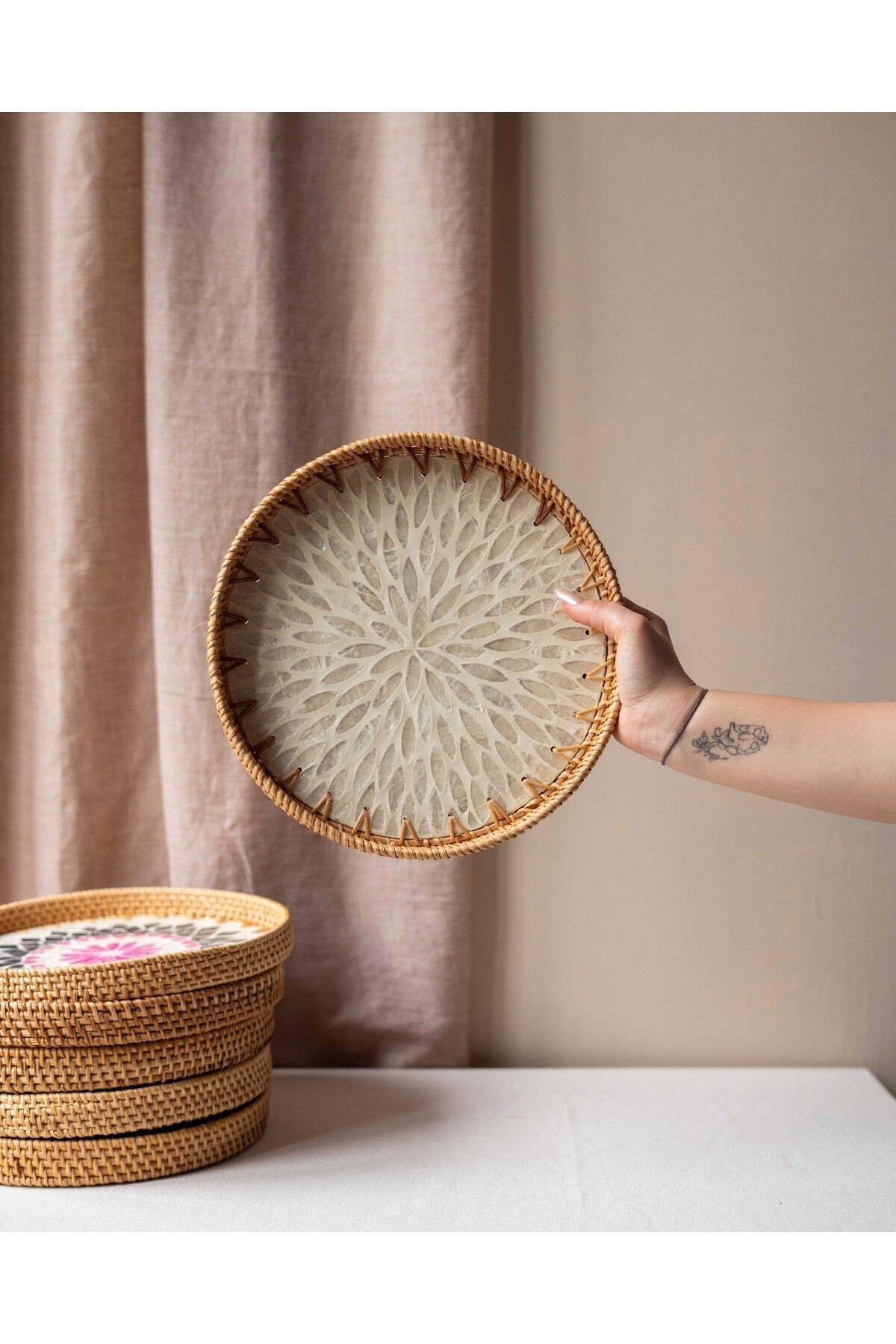 EL YAPIMI RATTAN SEDEFLİ TEPSİ 27,5CM