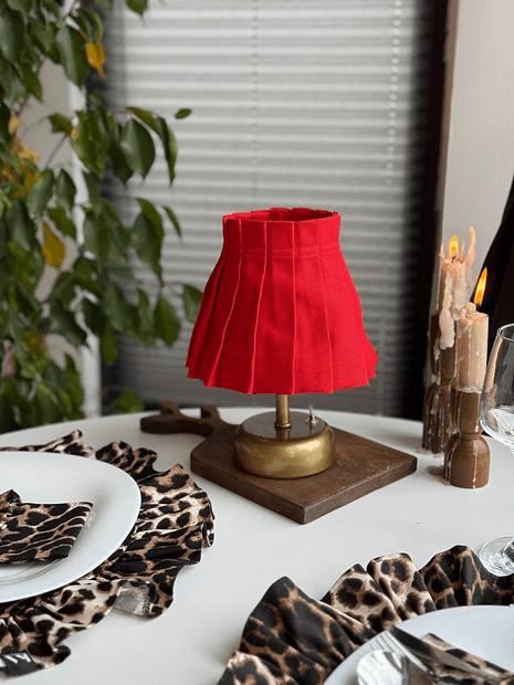 LovelyRed Keten Fırfırlı Kablosuz Masa Lambası / Vintage Gold Ayak