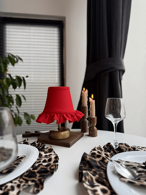 LovelyRed Keten Fırfırlı Kablosuz Masa Lambası / Vintage Gold Ayak
