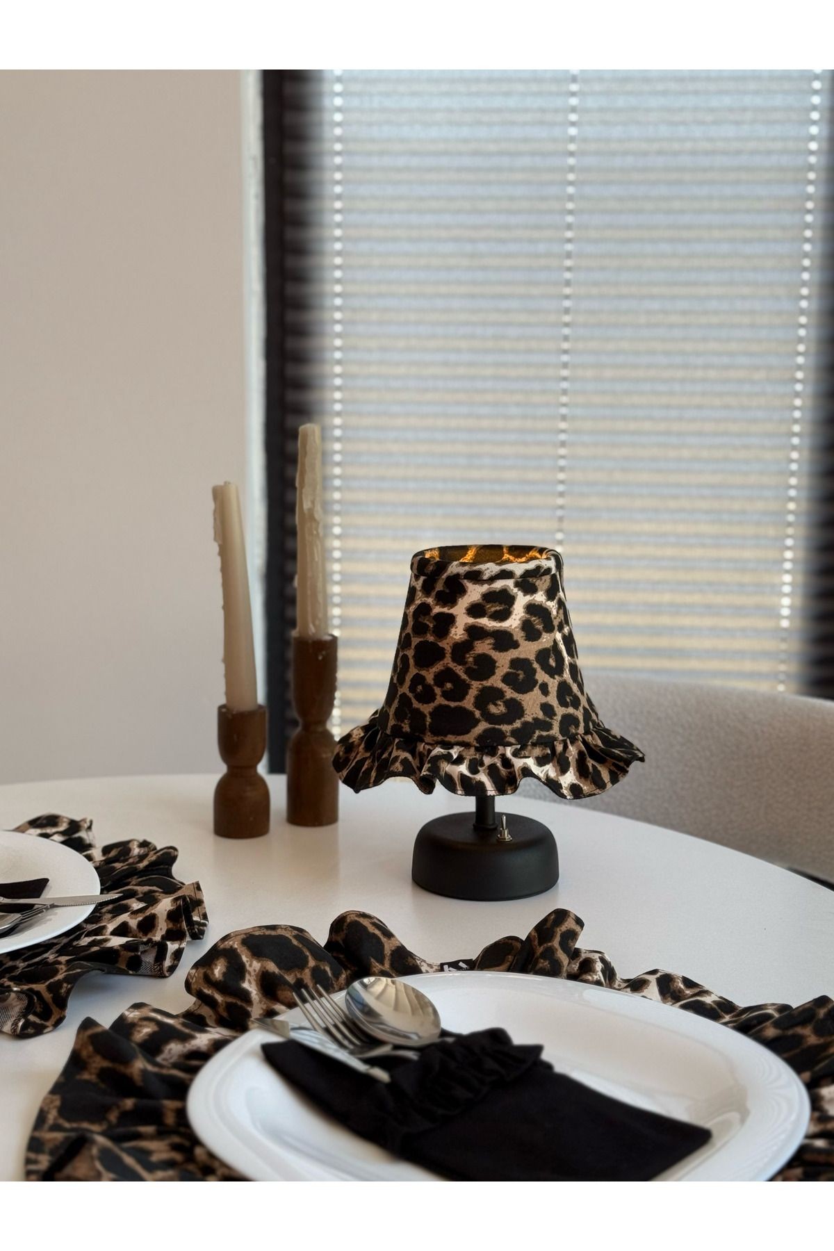 Leopard Keten Fırfırlı Kablosuz Masa Lambası / Mat Siyah Ayak