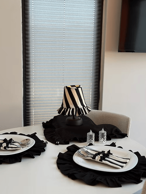 Stripe Keten Fırfırlı Kablosuz Masa Lambası / Mat Siyah Ayak