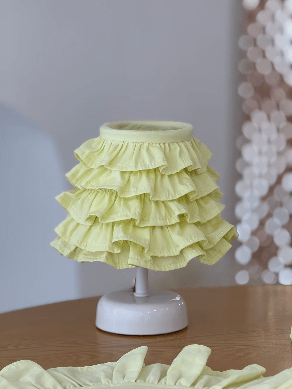 Butter Yellow Fırfırlı Kablosuz Masa Lambası / Abajur Beyaz Ayak