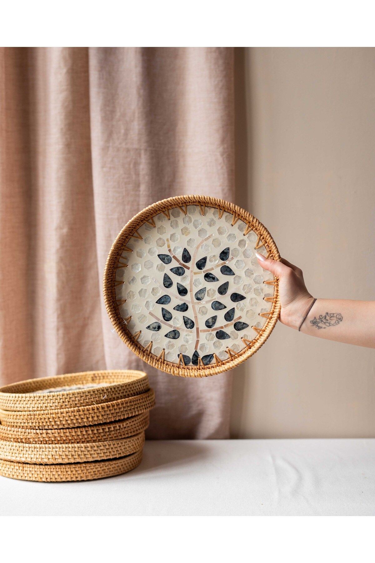 EL YAPIMI RATTAN SEDEFLİ TEPSİ 27,5CM