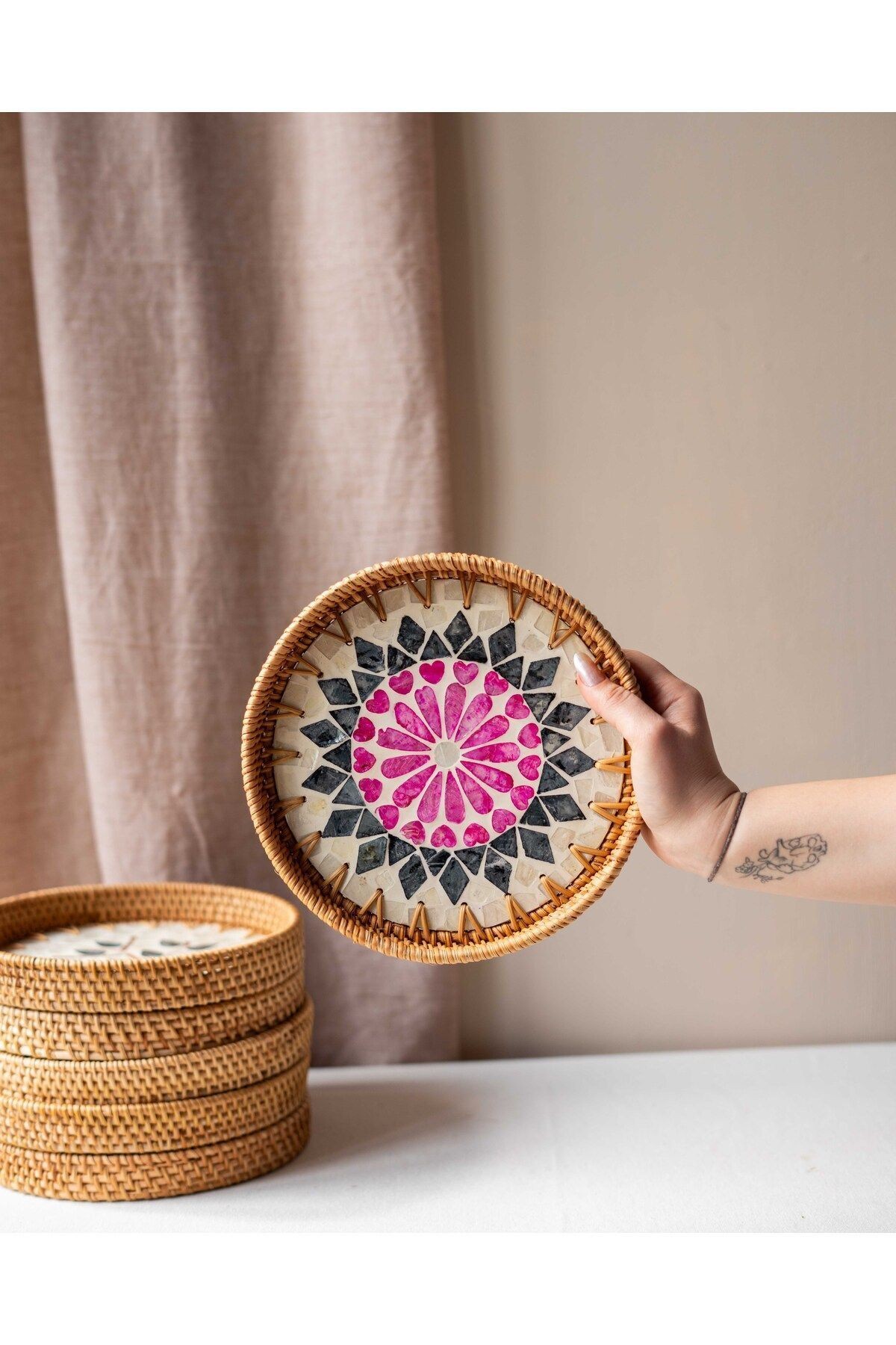 EL YAPIMI RATTAN SEDEFLİ TEPSİ 23,5CM