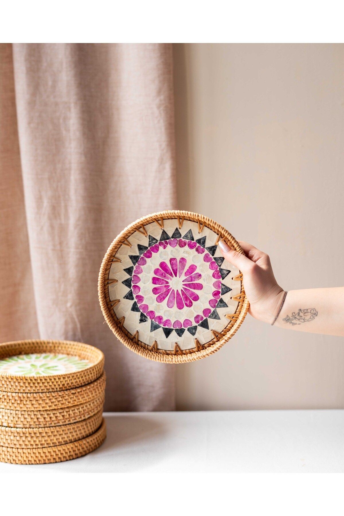 EL YAPIMI RATTAN SEDEFLİ TEPSİ 22CM