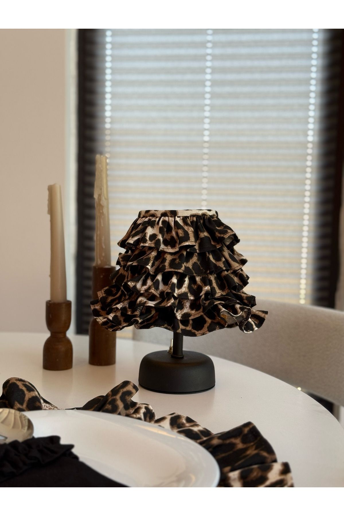 Leopard Keten Fırfırlı Kablosuz Masa Lambası / Mat Siyah Ayak