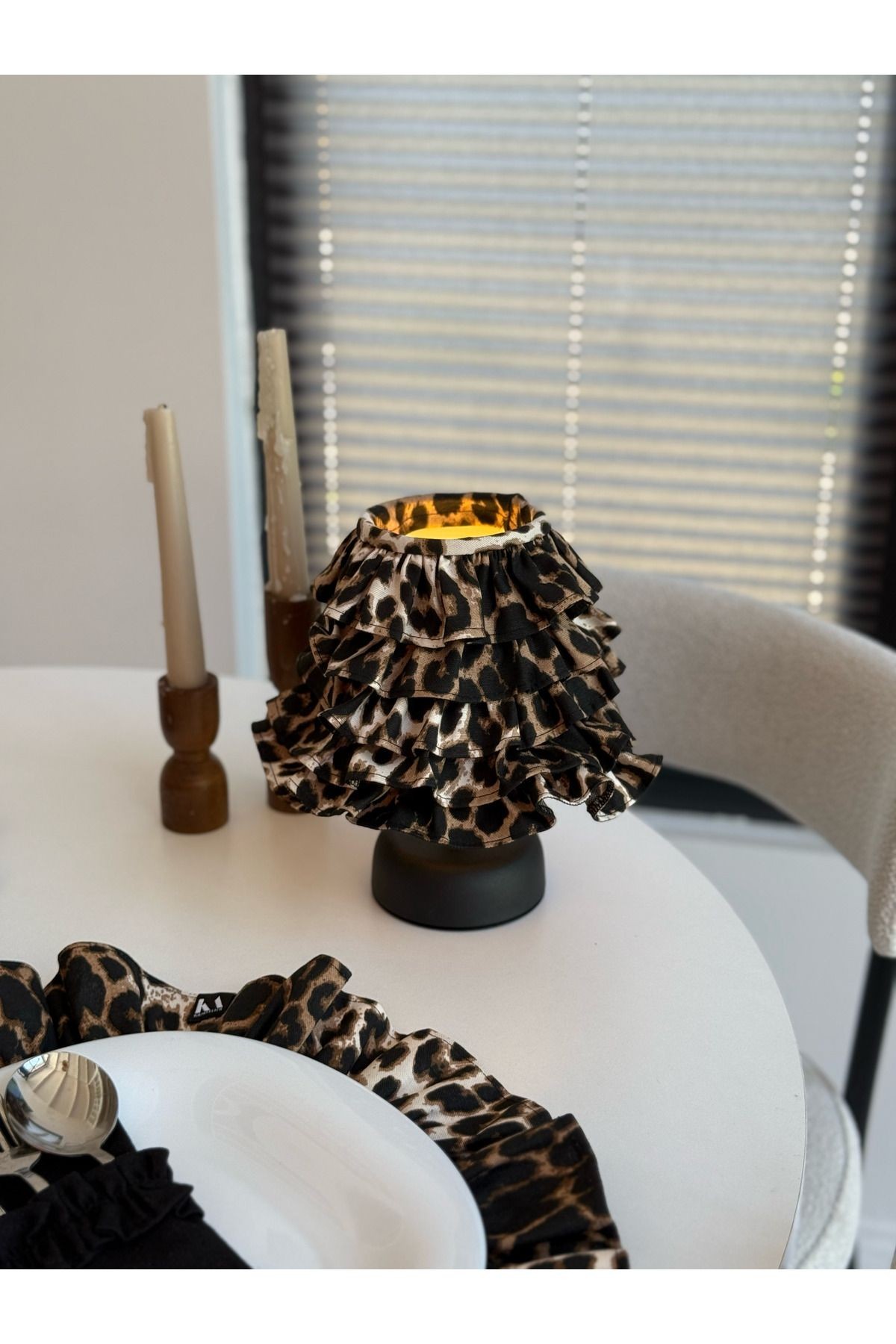 Leopard Keten Fırfırlı Kablosuz Masa Lambası / Mat Siyah Ayak