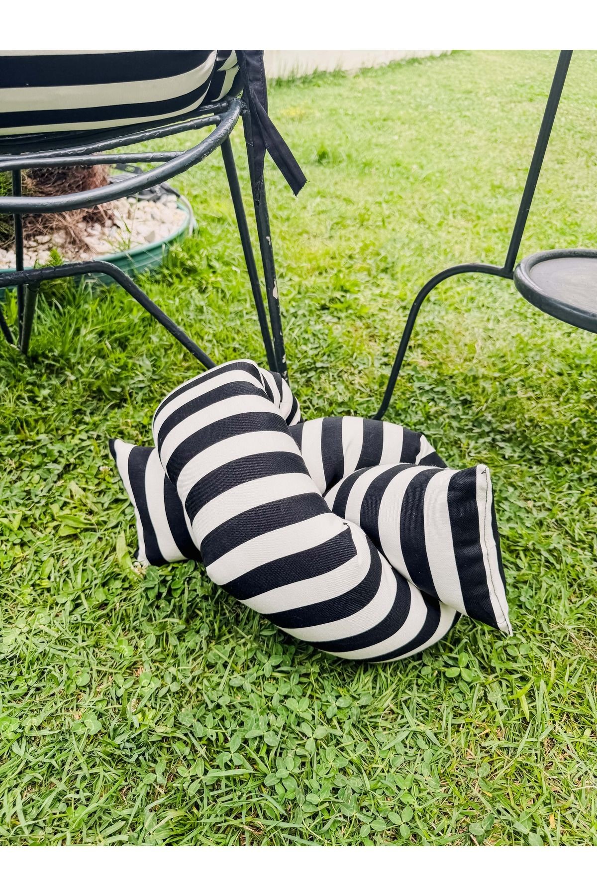 Stripe Düğüm İç Dolgulu Yastık / Kırlent