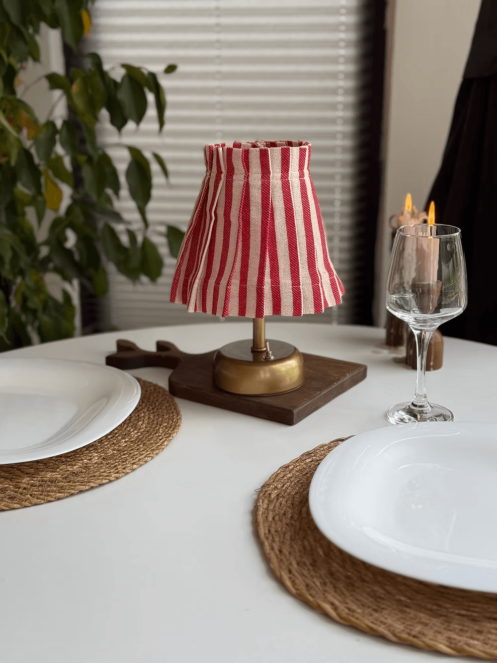 LovelyLine Keten Fırfırlı Kablosuz Masa Lambası / Vintage Gold Ayak