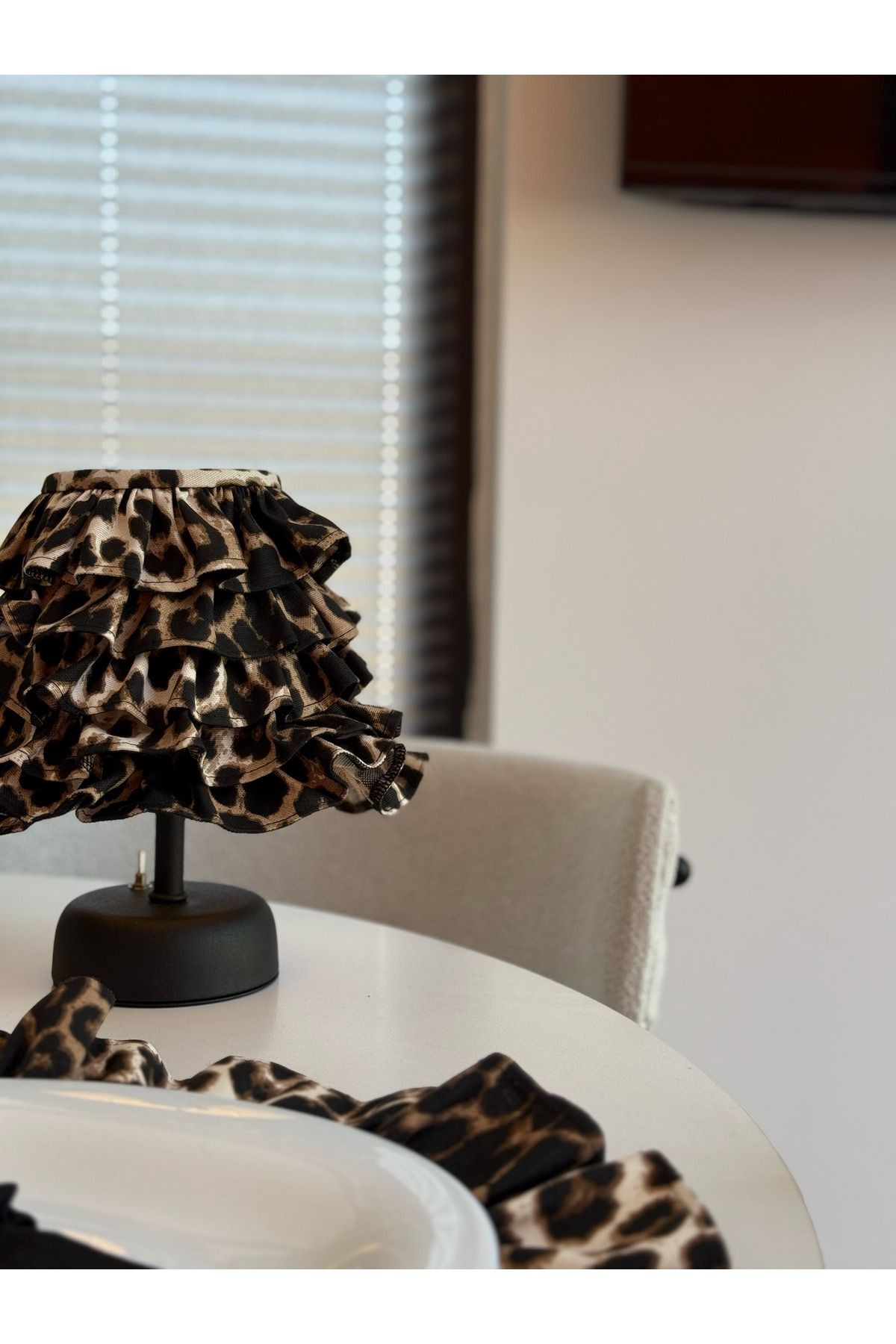 Leopard Keten Fırfırlı Kablosuz Masa Lambası / Mat Siyah Ayak