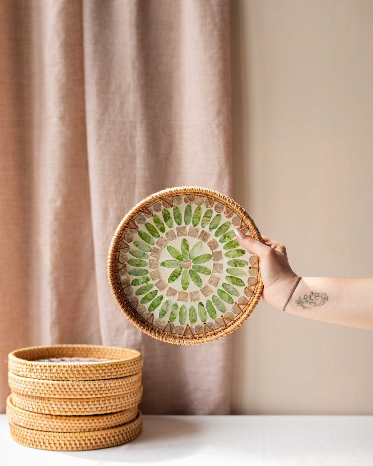 EL YAPIMI RATTAN SEDEFLİ TEPSİ 23,5CM
