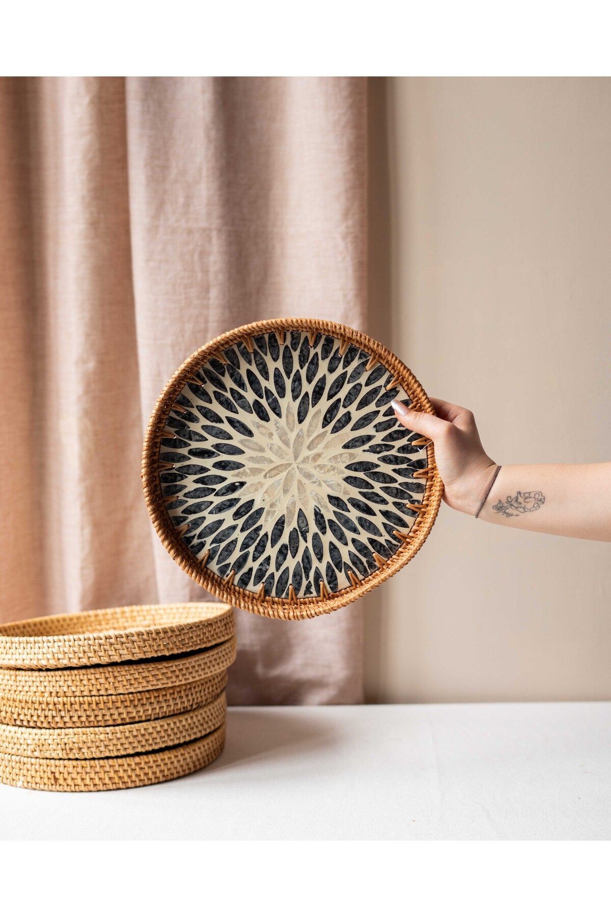 EL YAPIMI RATTAN SEDEFLİ TEPSİ 27,5CM