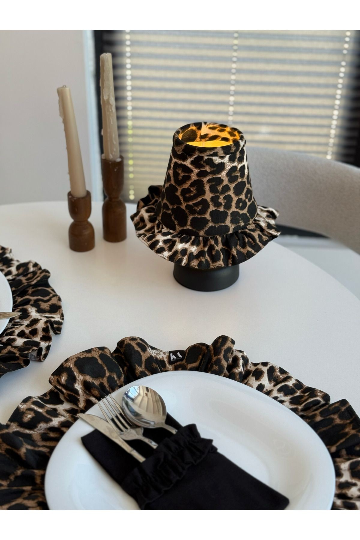 Leopard Keten Fırfırlı Kablosuz Masa Lambası / Mat Siyah Ayak