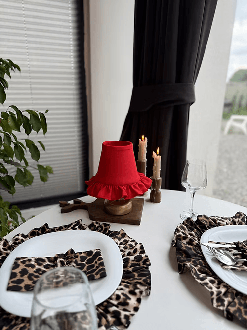 LovelyRed Keten Fırfırlı Kablosuz Masa Lambası / Vintage Gold Ayak