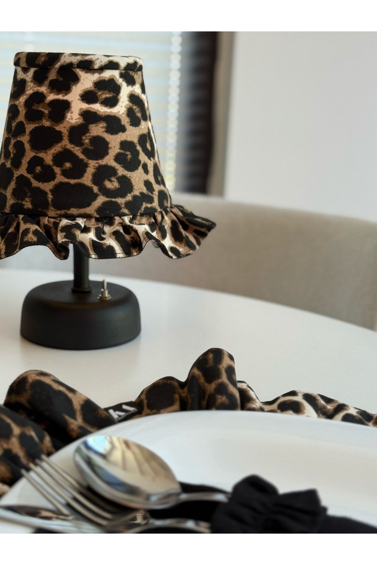 Leopard Keten Fırfırlı Kablosuz Masa Lambası / Mat Siyah Ayak