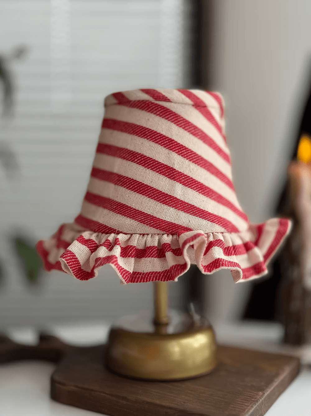 LovelyLine Keten Fırfırlı Kablosuz Masa Lambası / Vintage Gold Ayak
