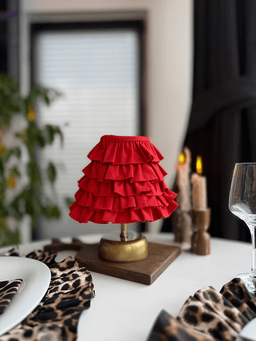 LovelyRed Keten Fırfırlı Kablosuz Masa Lambası / Vintage Gold Ayak