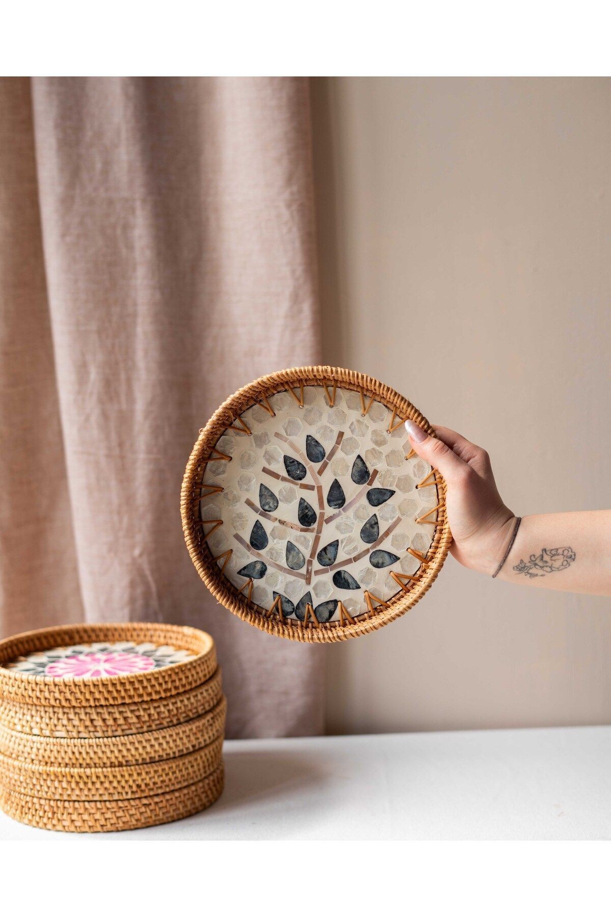 EL YAPIMI RATTAN SEDEFLİ TEPSİ 23,5CM